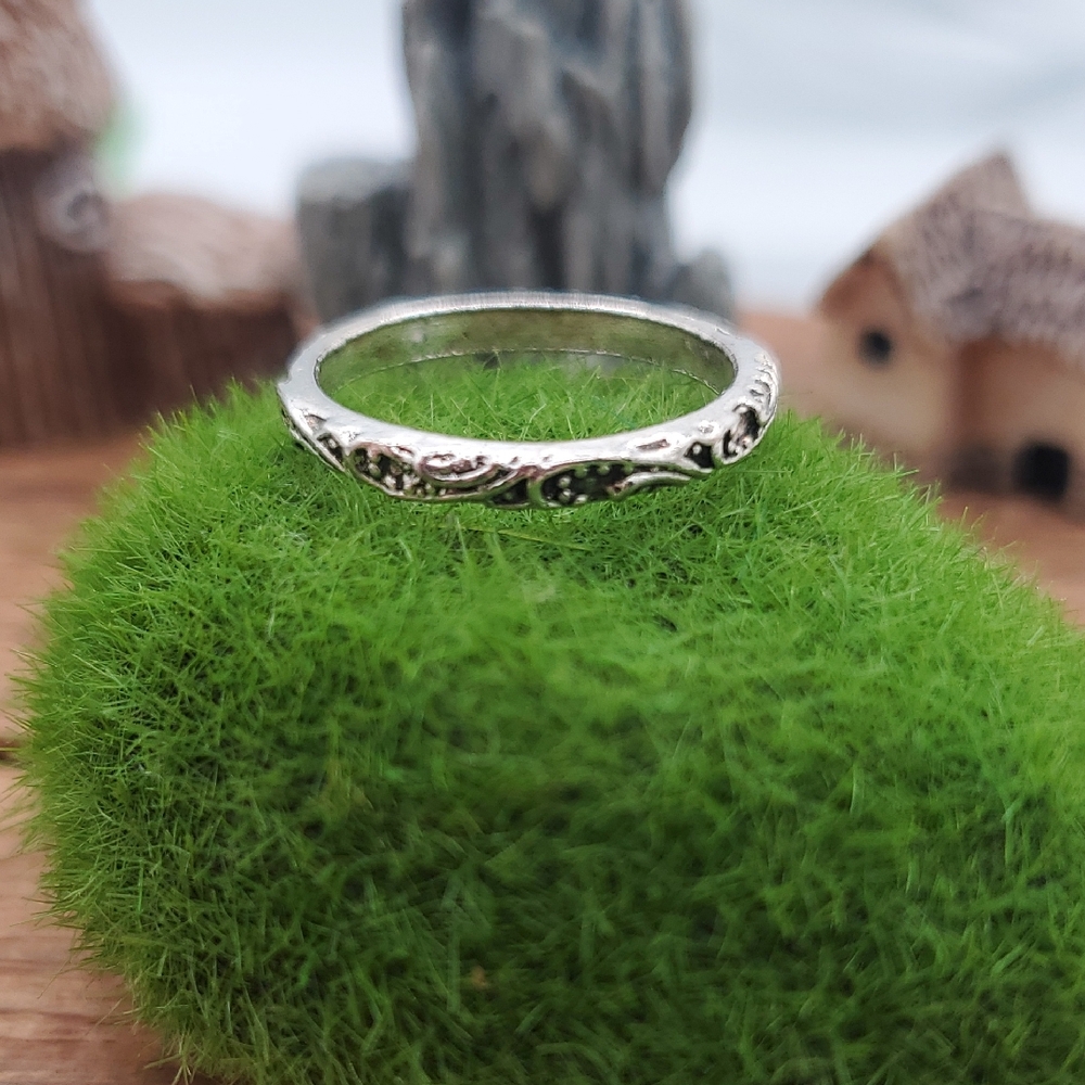 Elegant Silver Swirl Ring Size 6 R809